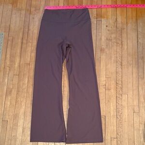 American Eagle Plum The Everything Flare Yoga Pants no pockets